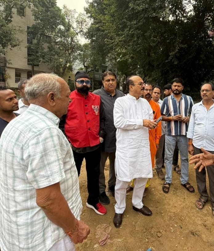 जनकपुरी विधानसभा क्षेत्र के विभिन्न स्थानों के छठ घाटों का निरीक्षण करते मंत्री आशीष सूद