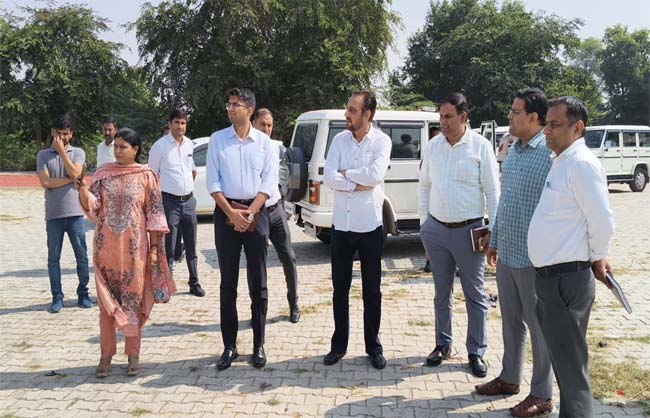 राज्य स्तरीय समारोह के संबंध में नई अनाज मंडी का निरीक्षण करते डीसी कैप्टन मनोज कुमार। राज्य स्तरीय समारोह के संबंध में नई अनाज मंडी का निरीक्षण करते डीसी कैप्टन मनोज कुमार।