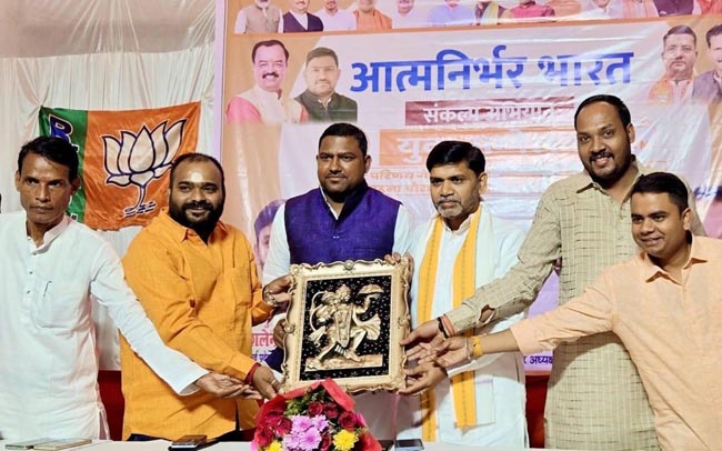 मुख्य अतिथि को सम्मानित करते मुख्य अतिथि को सम्मानित करते