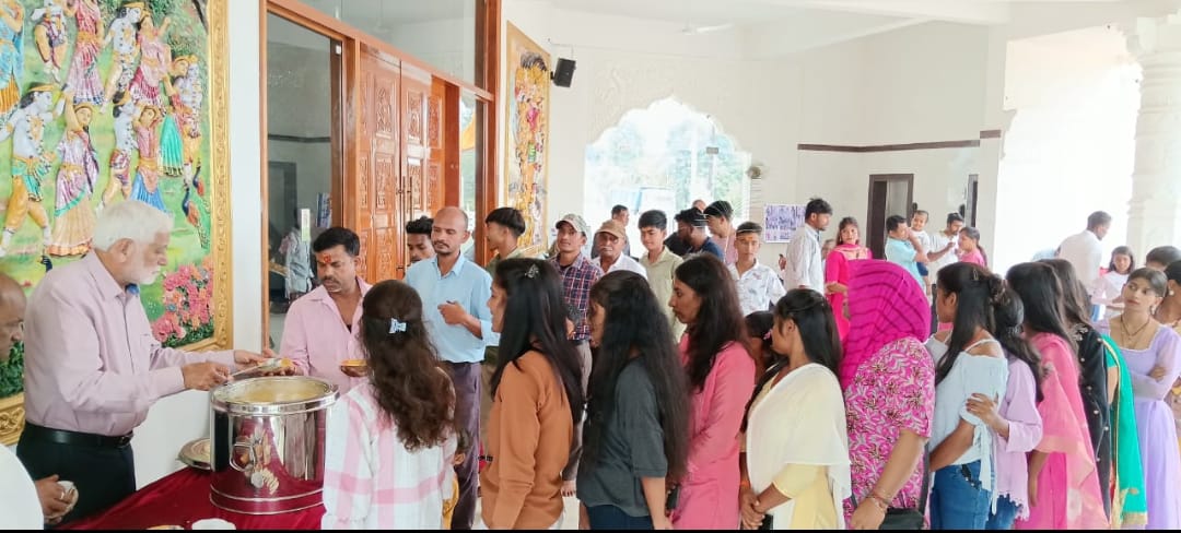 अनुष्ठान में प्रसाद ग्रहण करते श्रद्धालुगण अनुष्ठान में प्रसाद ग्रहण करते श्रद्धालुगण