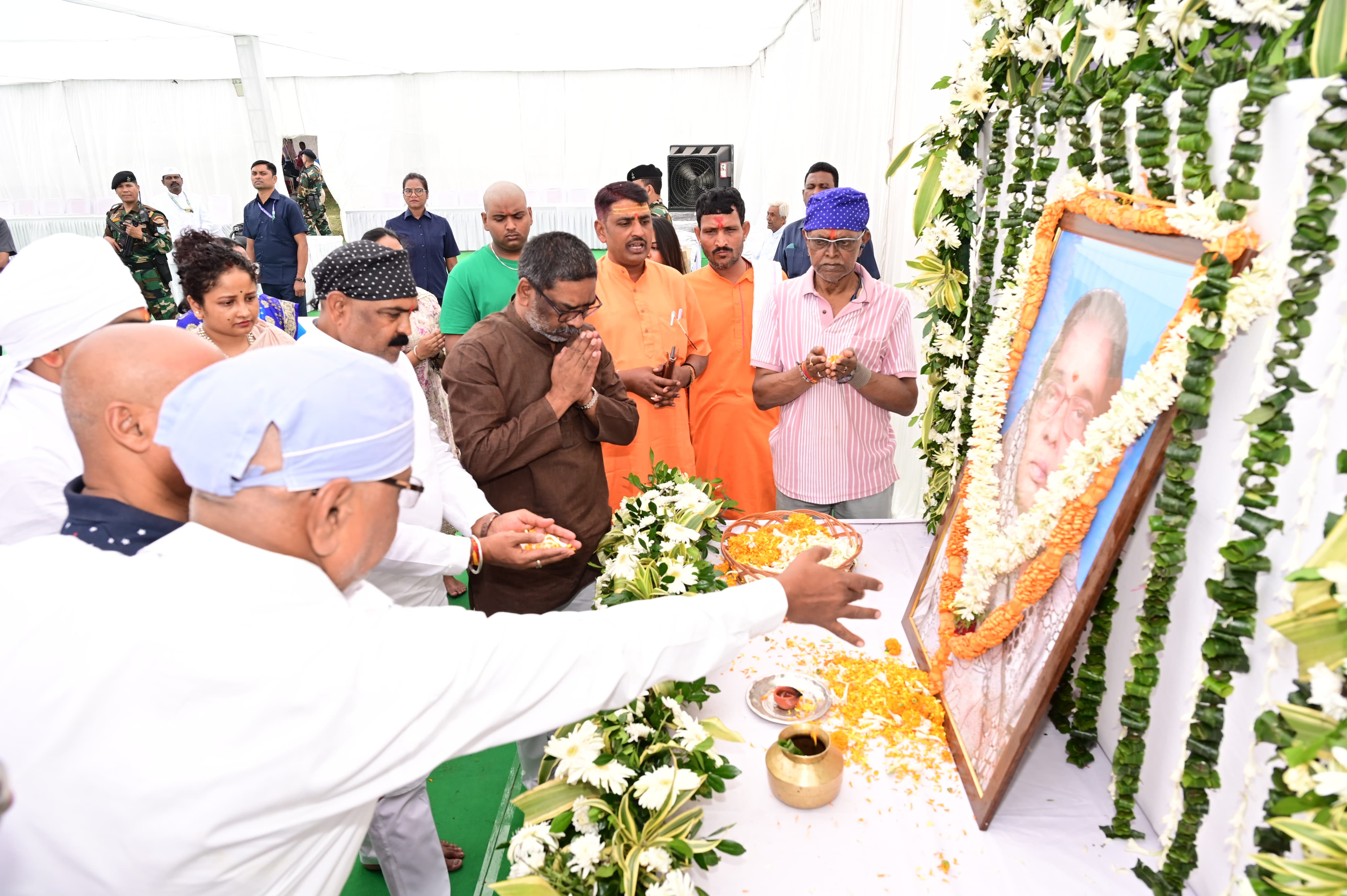 मुख्यमंत्री सहित अन्य श्रद्धांजलि देते हुए मुख्यमंत्री सहित अन्य श्रद्धांजलि देते हुए