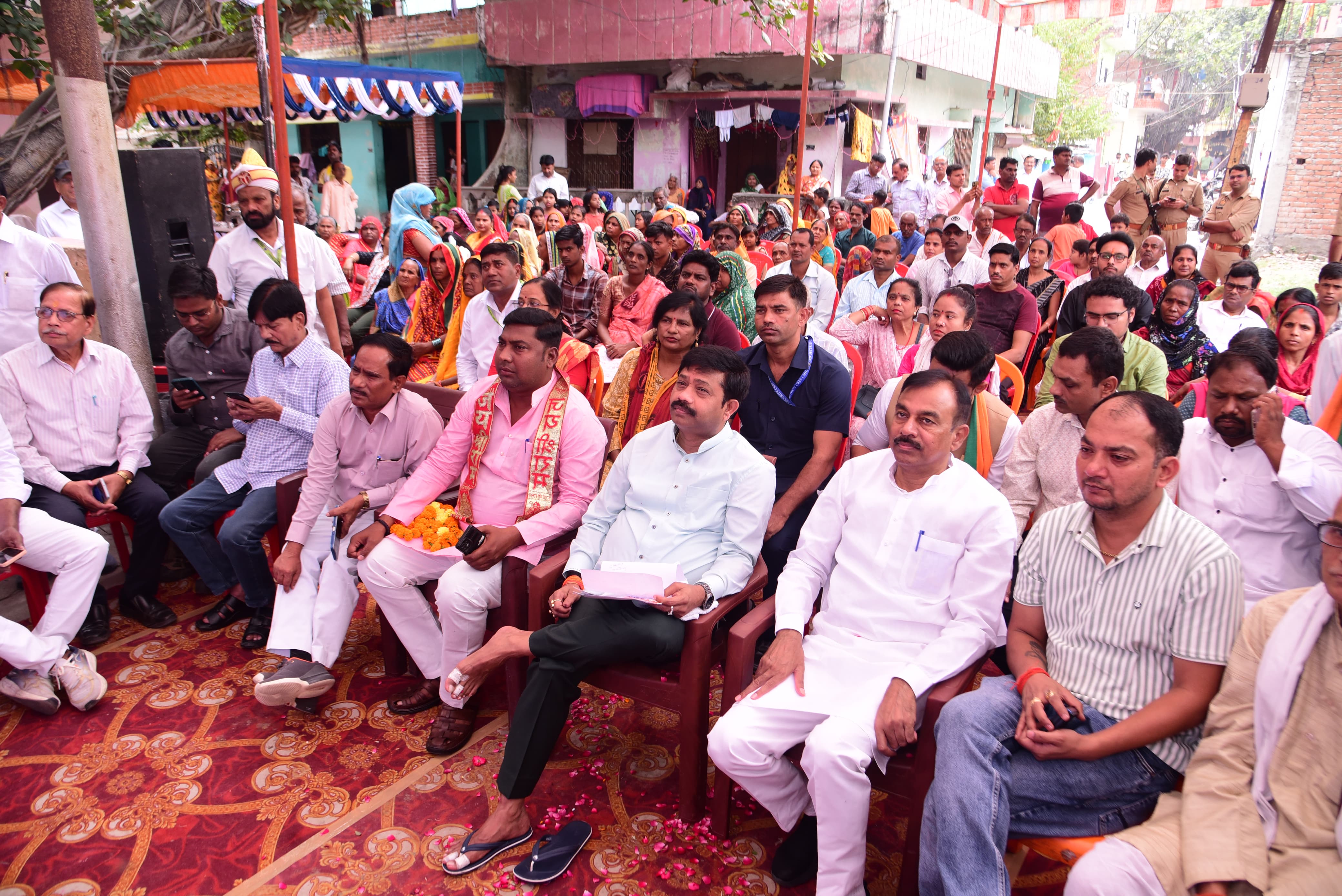 प्रयागराज में प्रधानमंत्री की मन की बात सुनते कैबिनेट मंत्री नन्द गोपाल गुप्ता नंदी एवं बीजेपी कार्यकर्ता का छाया चित्र