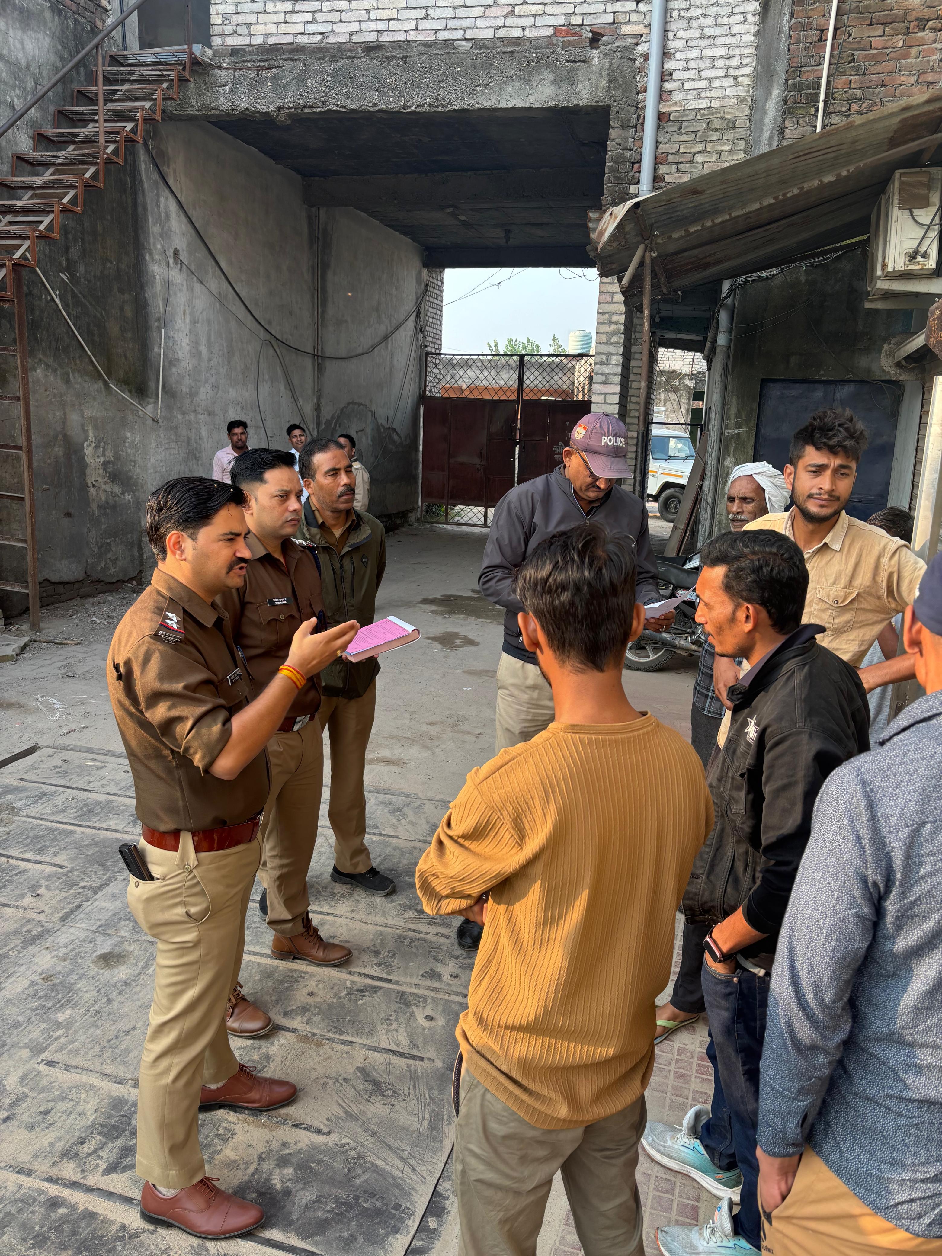 सत्यापन करती पुलिस सत्यापन करती पुलिस