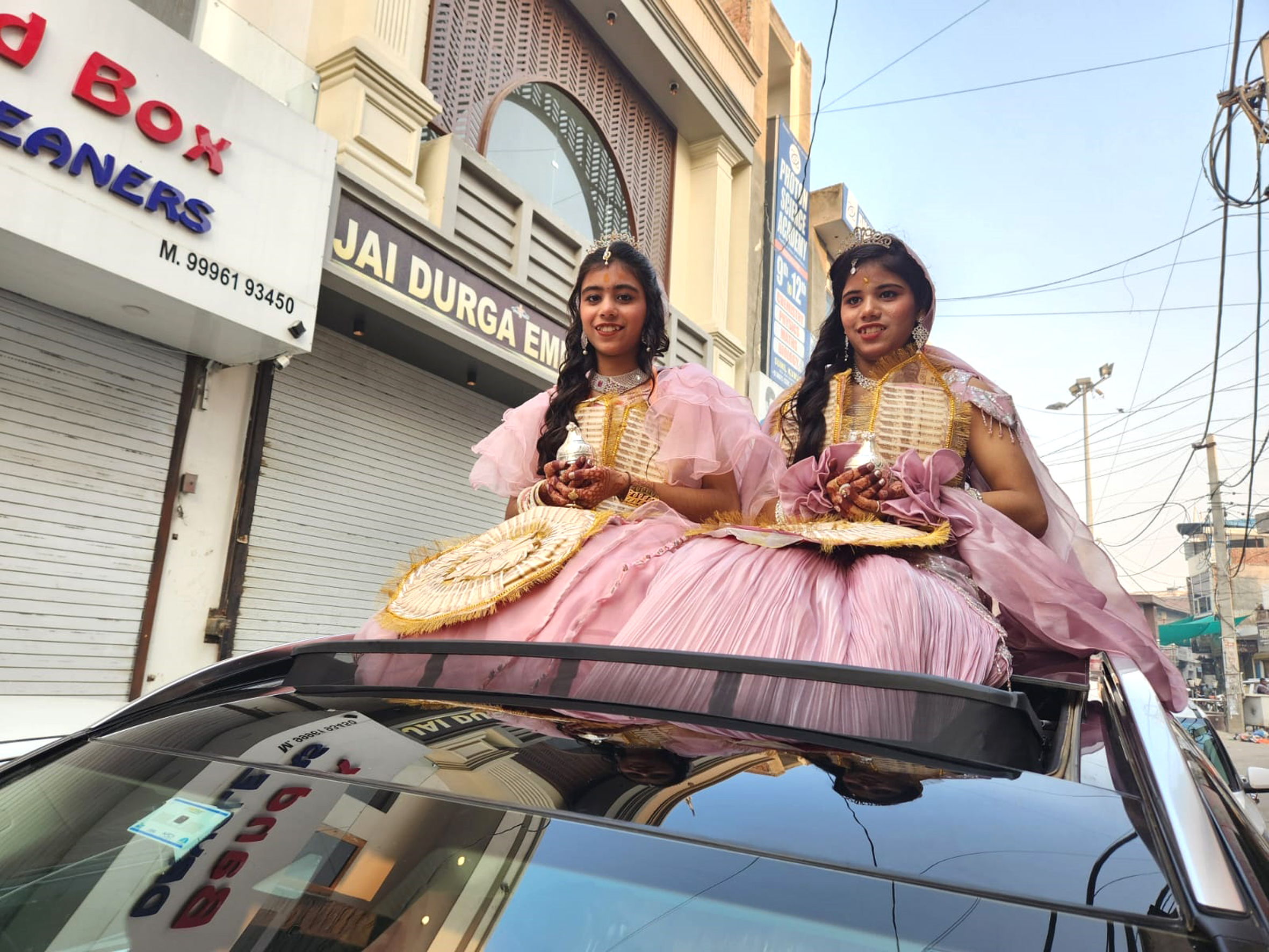 शोभायात्रा के दौरान वैरागन बहने आराध्या जैन व कृतिका जैन। शोभायात्रा के दौरान वैरागन बहने आराध्या जैन व कृतिका जैन।