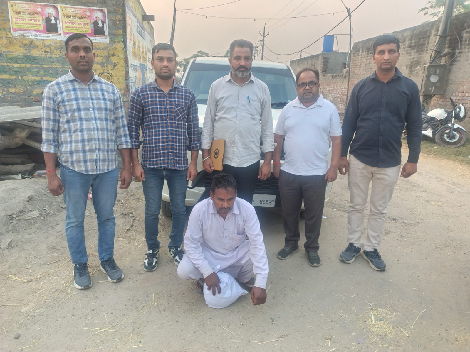 पुलिस गिरफ्त में नशा तस्कर सुरजीत। पुलिस गिरफ्त में नशा तस्कर सुरजीत।