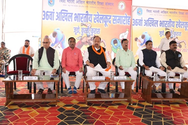 खिलाड़ियों के पुरस्कार वितरण समारोह में शामिल हुए मंत्री चेतन्य कुमार काश्यप खिलाड़ियों के पुरस्कार वितरण समारोह में शामिल हुए मंत्री चेतन्य कुमार काश्यप