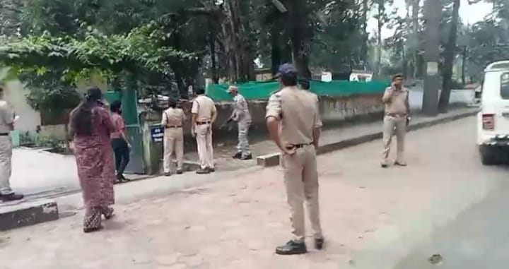 न्यायाधीश के आवास पर पुलिस न्यायाधीश के आवास पर पुलिस