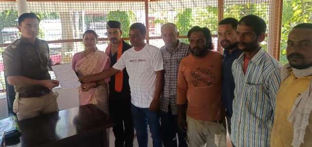 पुलिस को ज्ञापन देते  ग्रामीण पुलिस को ज्ञापन देते  ग्रामीण