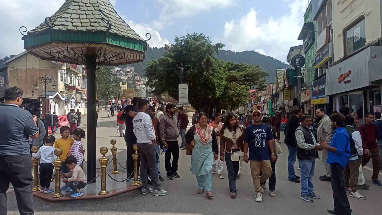 शिमला में सैलानी शिमला में सैलानी