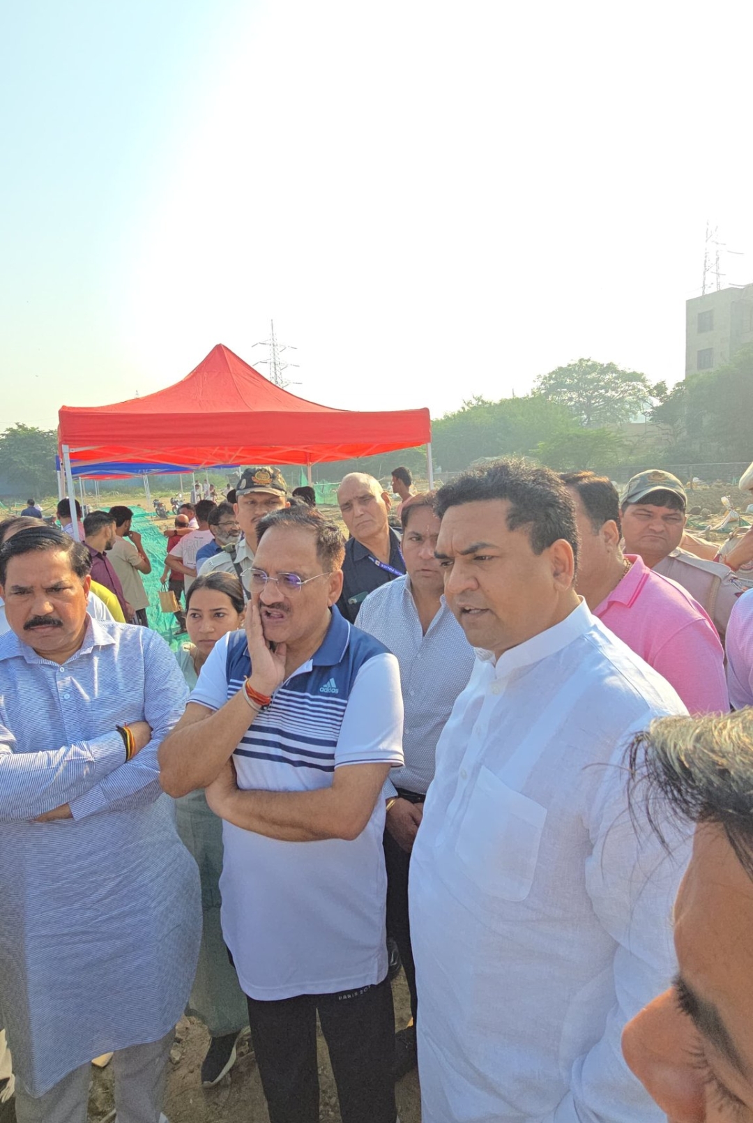 दिल्ली में छठ घाटों का निरीक्षण करते मंत्री कपिल मिश्रा और दिल्ली भाजपा अध्यक्ष वीरेंद्र सचदेवा