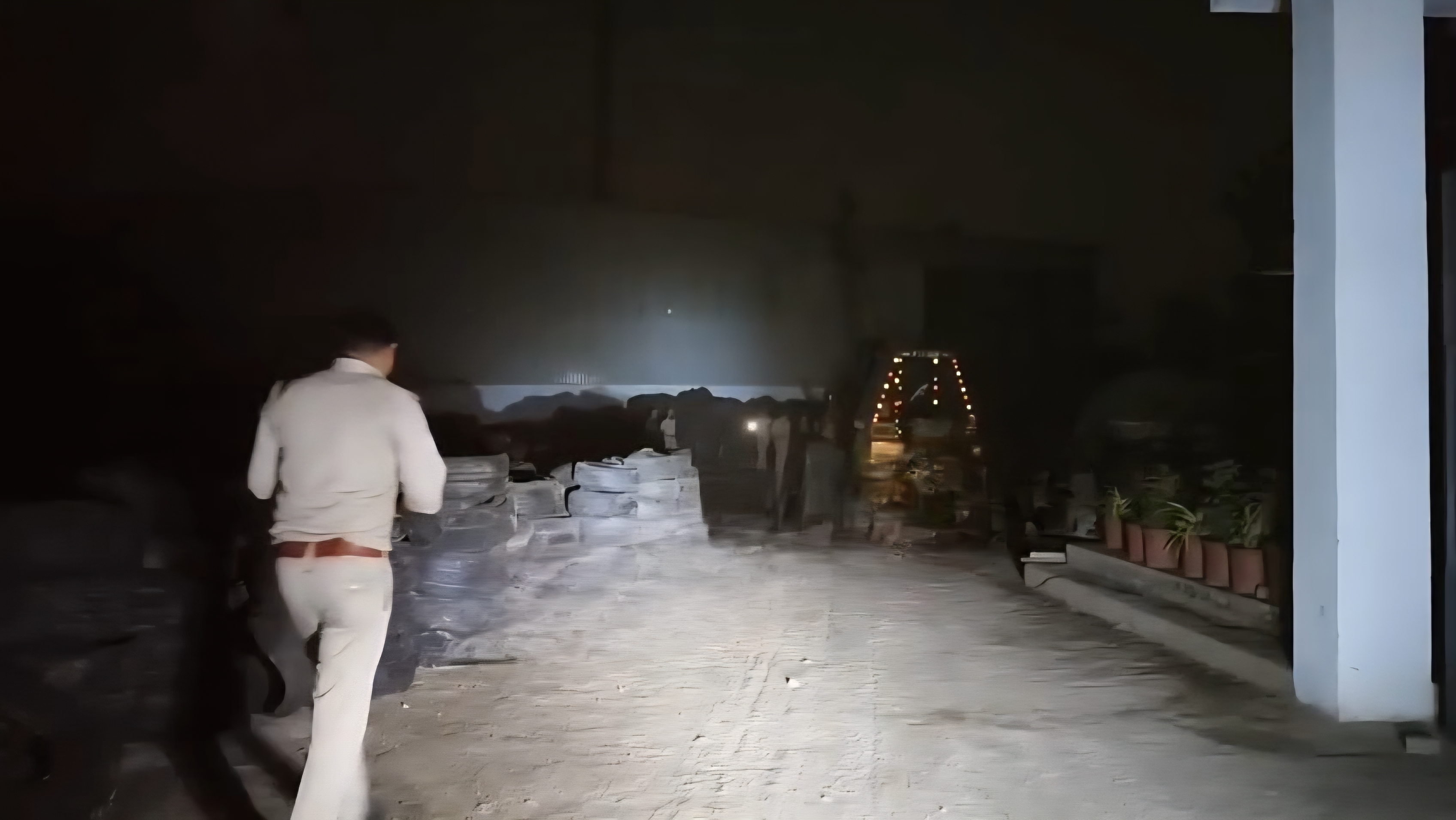 फैक्ट्री जाते दमकलकर्मी फैक्ट्री जाते दमकलकर्मी