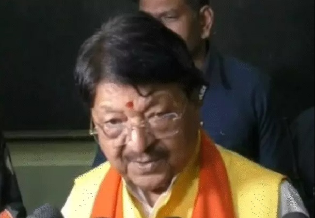 कैलाश विजवर्गीय मीडिया से बातचीत करते हुए