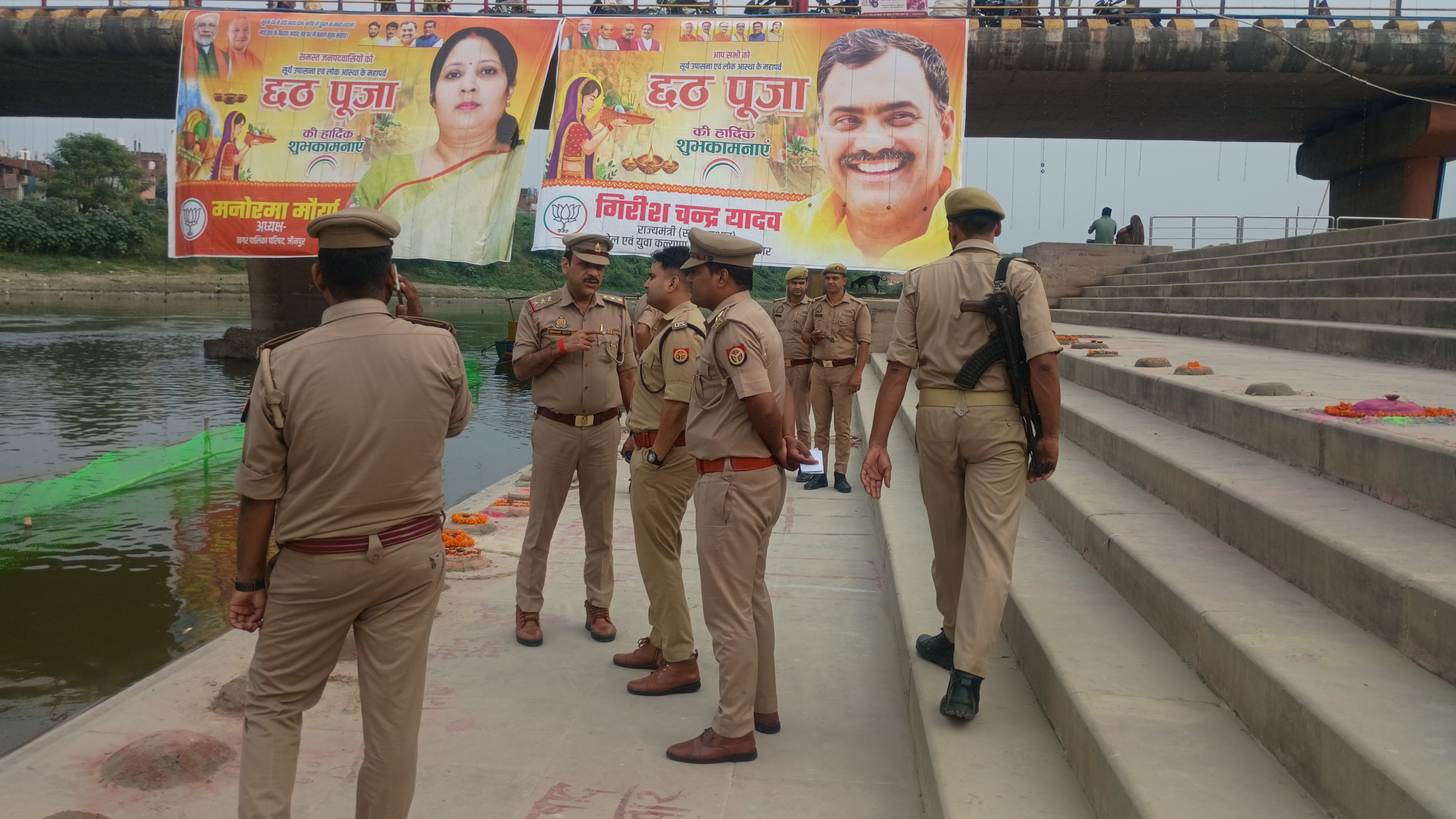 घाटों पर सुरक्षा व्यवस्था का जायजा लेते हुए अपर पुलिस अधीक्षक शहर आयुश श्रीवास्तव