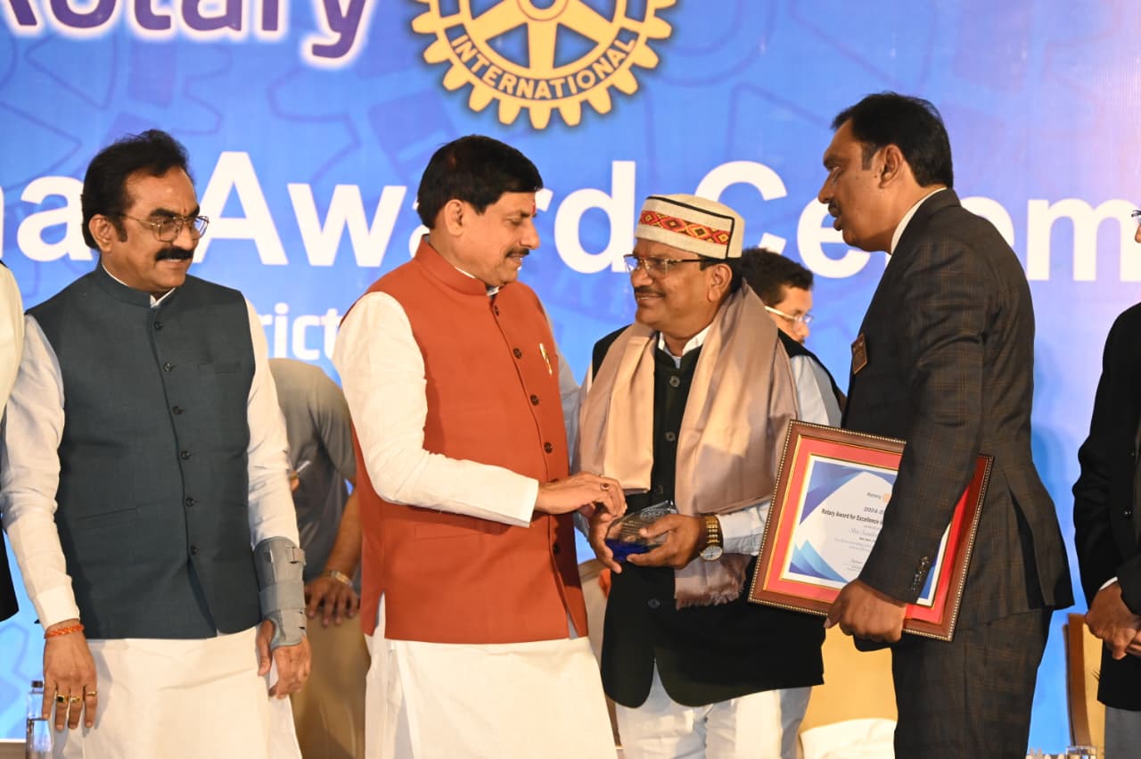 मुख्यमंत्री ने समरसता पुरूष सन्दीप को अंतरराष्ट्रीय रोटरी पुरुस्कार से किया सम्मानित मुख्यमंत्री ने समरसता पुरूष सन्दीप को अंतरराष्ट्रीय रोटरी पुरुस्कार से किया सम्मानित