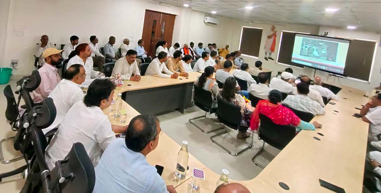 जिला कार्यालय में मन की बात कार्यक्रम सुनते सुरेन्द्र पूनिया, कुलदीप बिश्नोई, जवाहर सैनी एवं अन्य। जिला कार्यालय में मन की बात कार्यक्रम सुनते सुरेन्द्र पूनिया, कुलदीप बिश्नोई, जवाहर सैनी एवं अन्य।