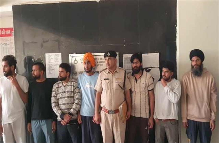 अमेरिका से डिपोर्ट किए गए युवक कैथल में पुलिस के साथ अमेरिका से डिपोर्ट किए गए युवक कैथल में पुलिस के साथ