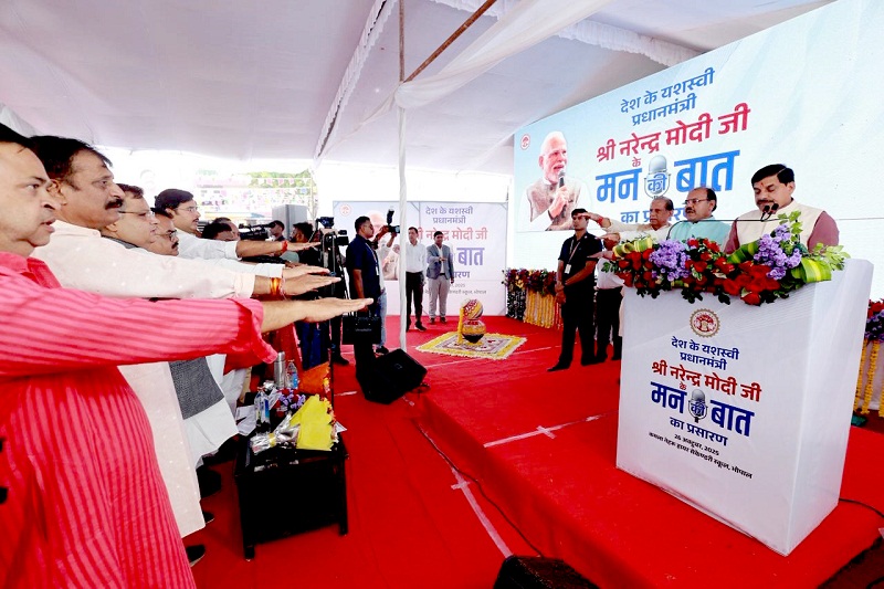 मन की बात कार्यक्रम के बाद उपस्थित जन समुदाय को संबोधित करते हुए मुख्यमंत्री मन की बात कार्यक्रम के बाद उपस्थित जन समुदाय को संबोधित करते हुए मुख्यमंत्री