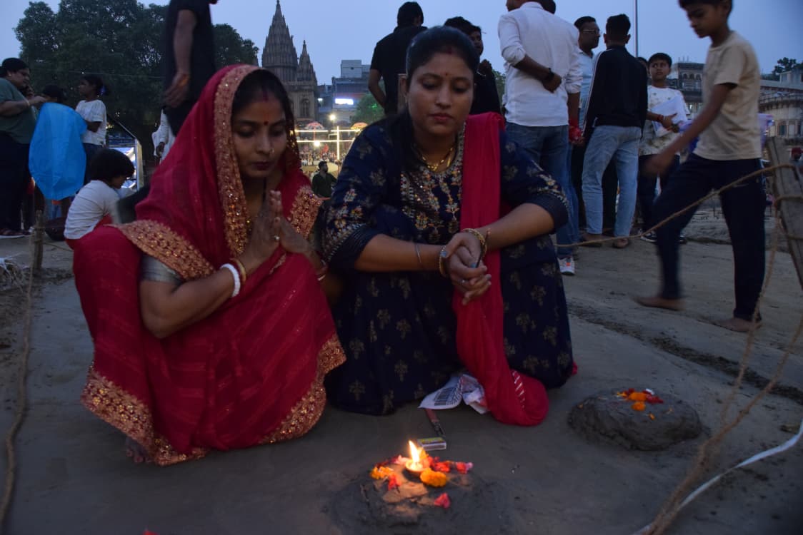 वाराणसी में गंगा घाटों पर छठ पूजन के लिए बनी वेदी वाराणसी में गंगा घाटों पर छठ पूजन के लिए बनी वेदी