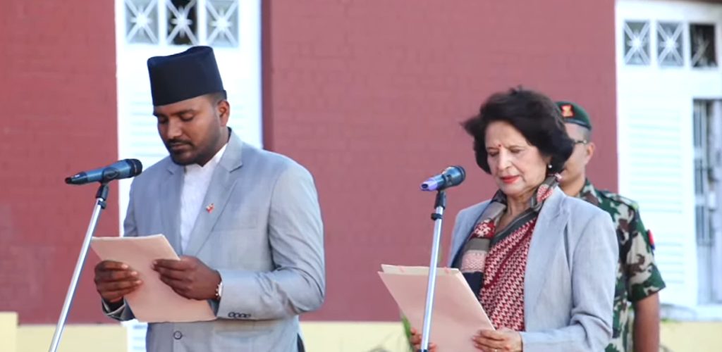 शपथ ग्रहण करते हुए नवनियुक्त मंत्री शपथ ग्रहण करते हुए नवनियुक्त मंत्री