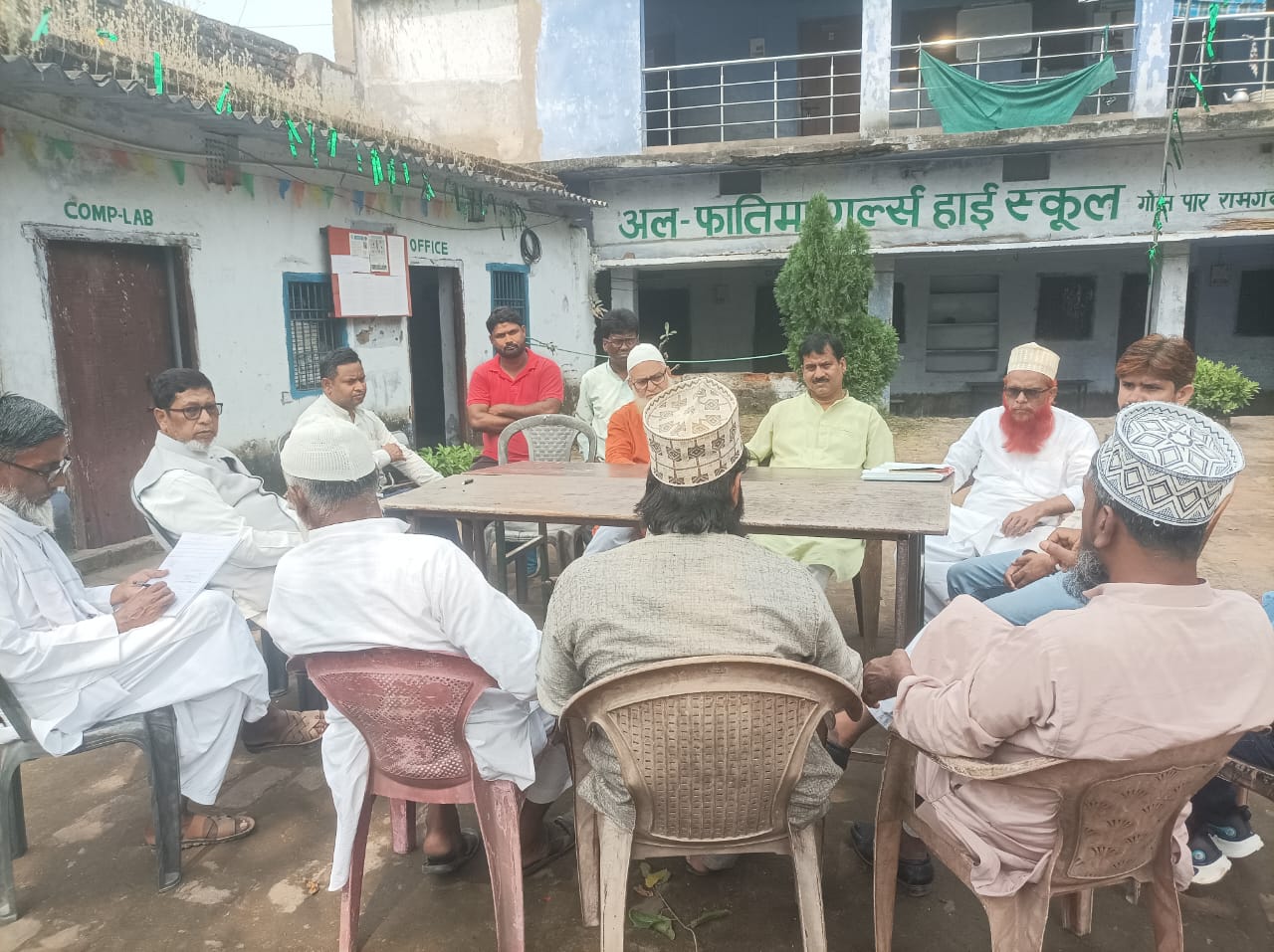 बैठक में शामिल लोग बैठक में शामिल लोग
