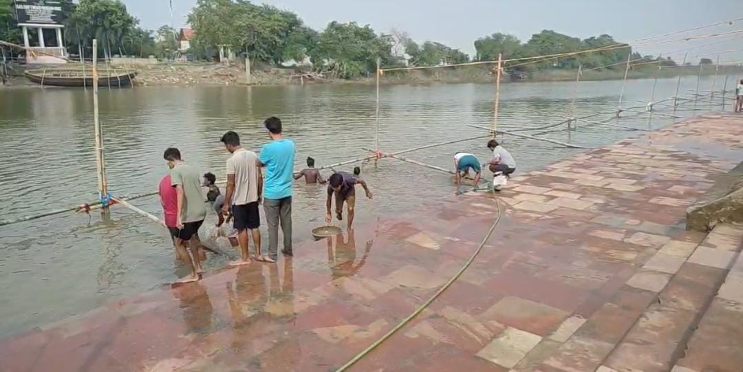 सफाई करते लोग