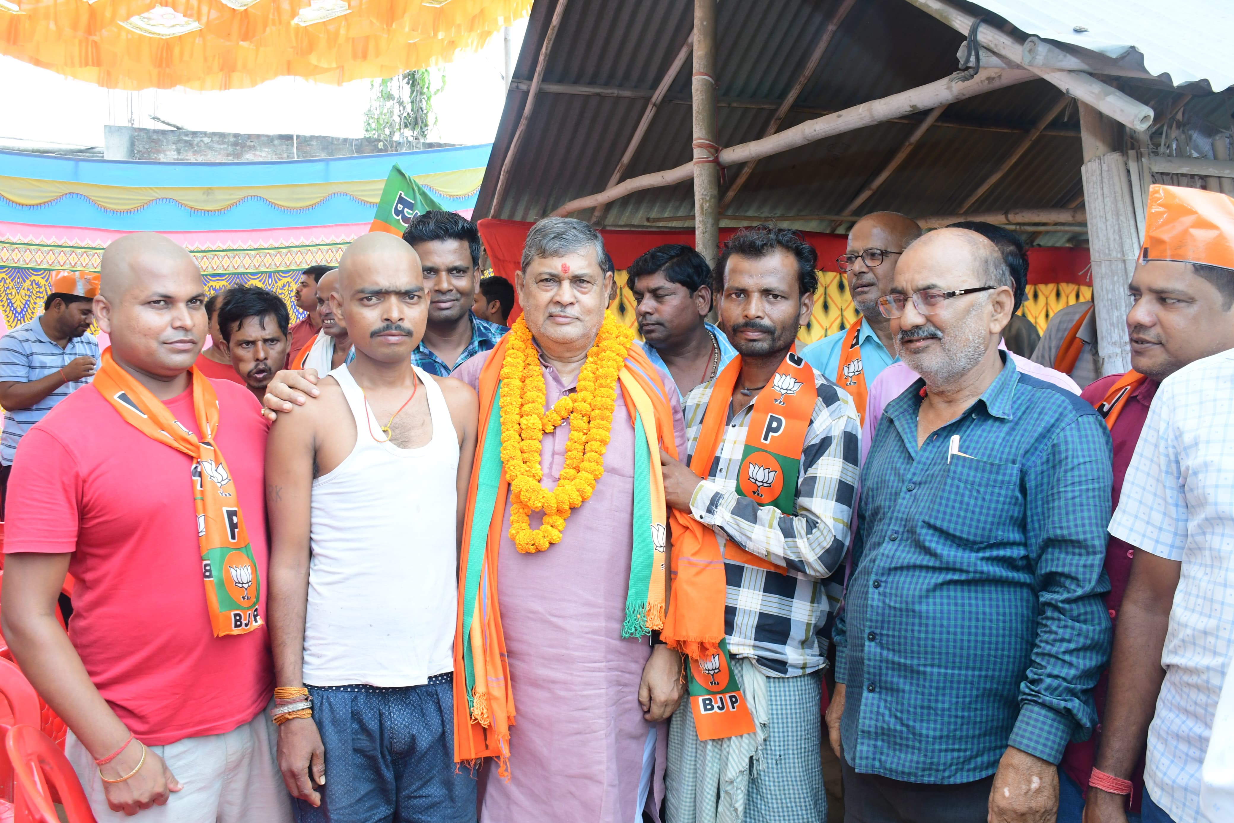 मीटिंग के दौरान खेमका एवं अन्य लोग