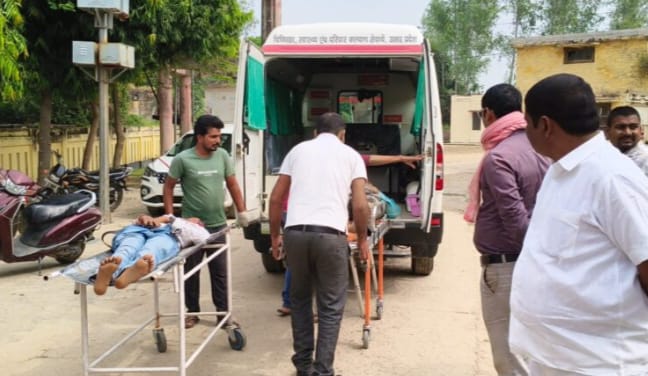 भदोही हॉस्पिटल में घायलों को ले जाते हुए