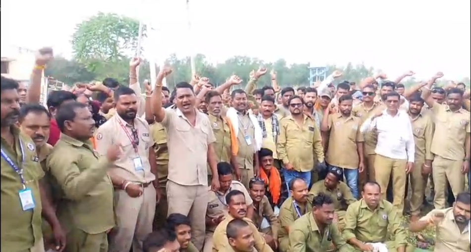 ग्राम चिटौद में चार सूत्री मांगों को लेकर प्रदर्शन करते हुए ड्राइवर संघ के पदाधिकारी एवं सदस्य।