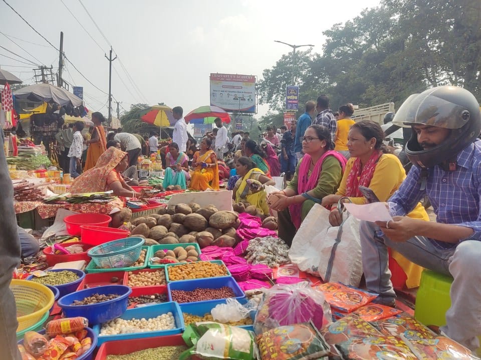 पूजा सामग्री खरीदते लोग