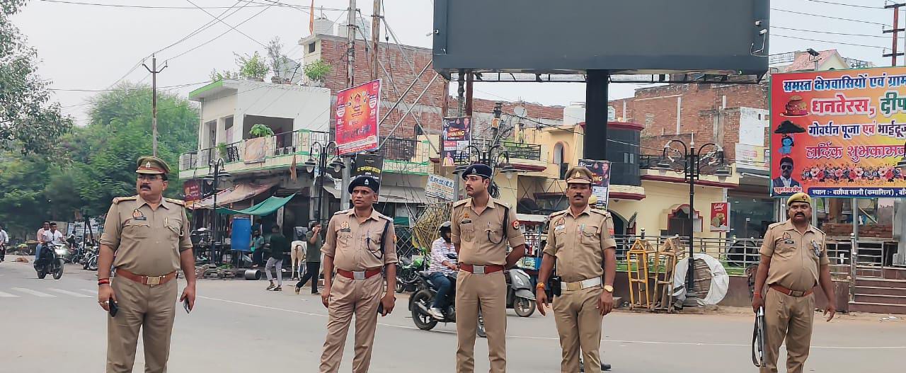 चेकिंग करती पुलिस चेकिंग करती पुलिस