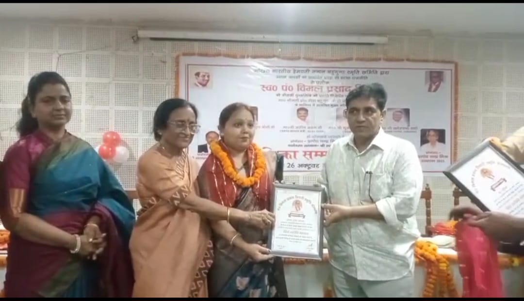 पूर्व सांसद रीता बहुगुणा जाेशी ने समाजसेवी सत्यप्रकाश काे किया सम्मानित पूर्व सांसद रीता बहुगुणा जाेशी ने समाजसेवी सत्यप्रकाश काे किया सम्मानित