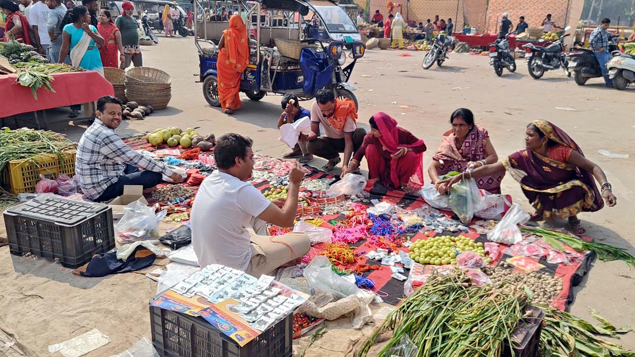 बाजार में खरना के दिन पूजा का सामान खरीदते छठव्रती। बाजार में खरना के दिन पूजा का सामान खरीदते छठव्रती।