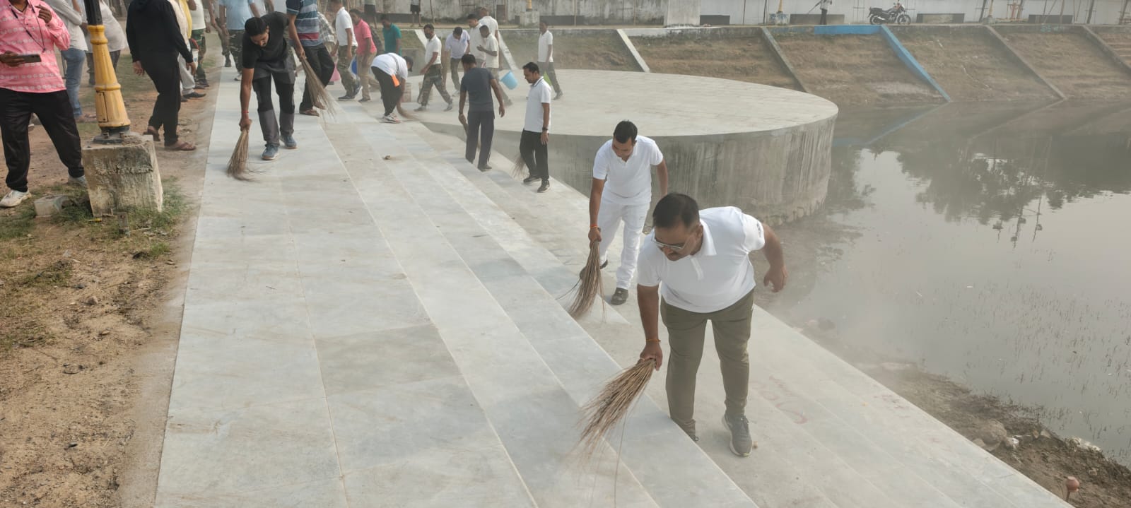 सफाई करते अधिकारी सफाई करते अधिकारी