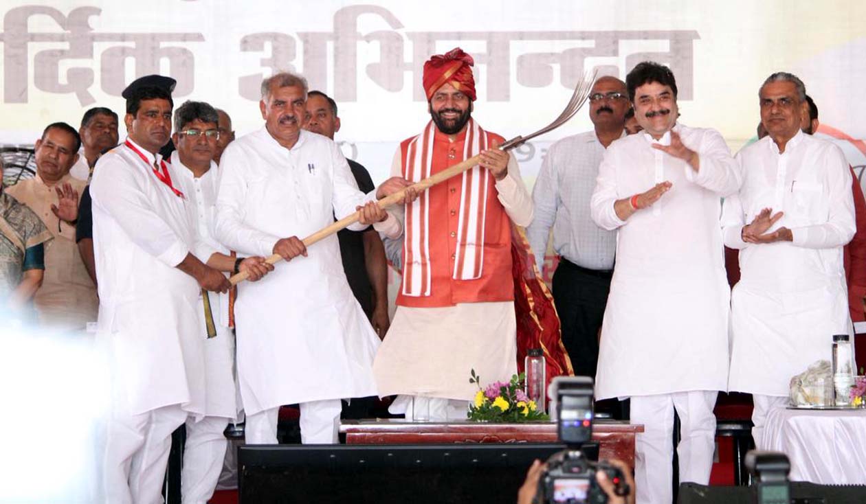 रैली में मुख्यमंत्री को हाथ का कृषि यंत्र भेंट करते विधायक रणधीर पनिहार।