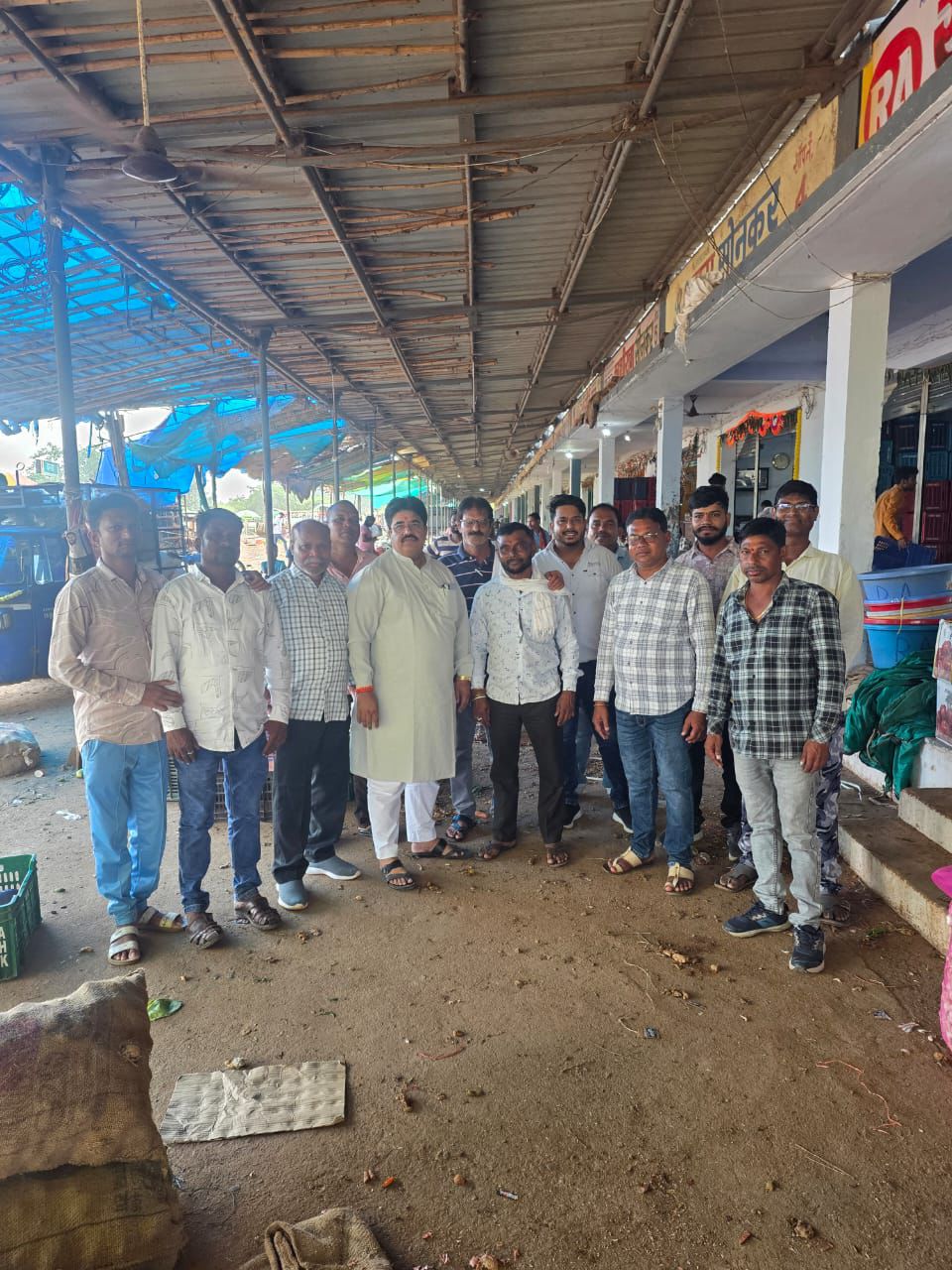 महापौर रामू रोहरा के साथ श्यामतराई कृषि थोक सब्जी मण्डी के व्यवसायी।