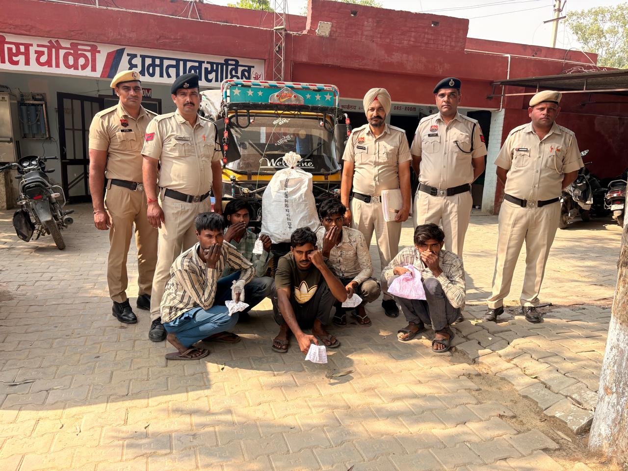 पुलिस गिरफ्त में आरोपित।