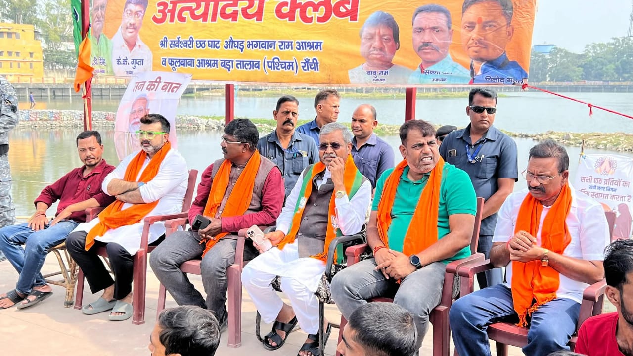 मन की बात सुनते भाजपा प्रदेश अध्यक्ष बाबूलाल मरांडी सहित अन्य