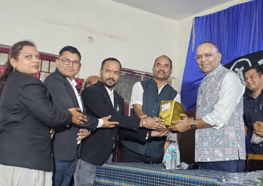 एडीजे कोर्ट के शुभारंभ पर कुरुद विधायक अजय चंद्राकर का अभिनंदन करते हुए अधिवक्ता संघ।