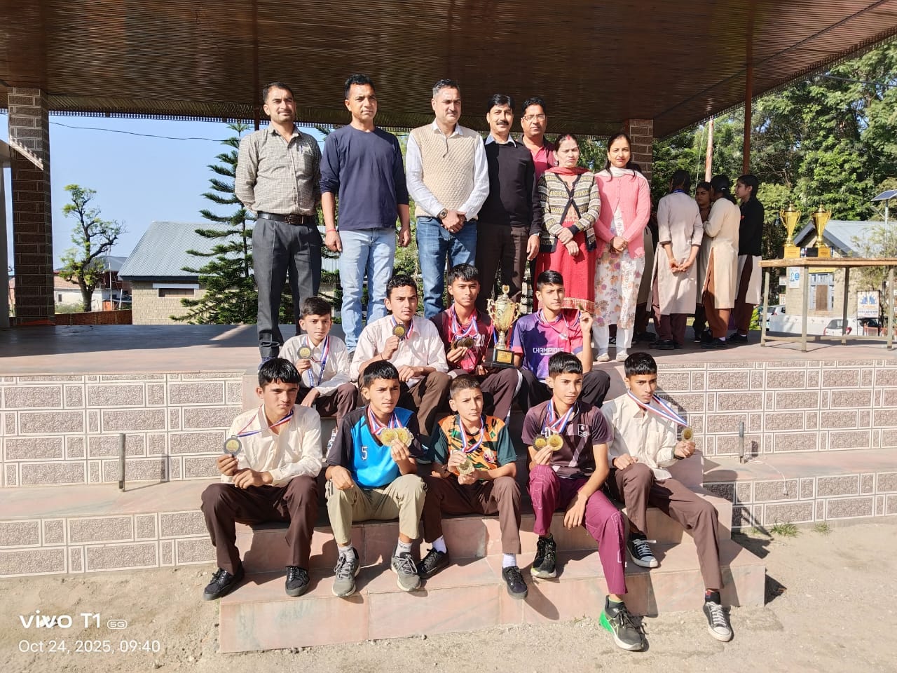 चौंतड़ा स्कूल के विजेता एथलीट प्रधानाचार्य व स्टाफ के साथ। चौंतड़ा स्कूल के विजेता एथलीट प्रधानाचार्य व स्टाफ के साथ।