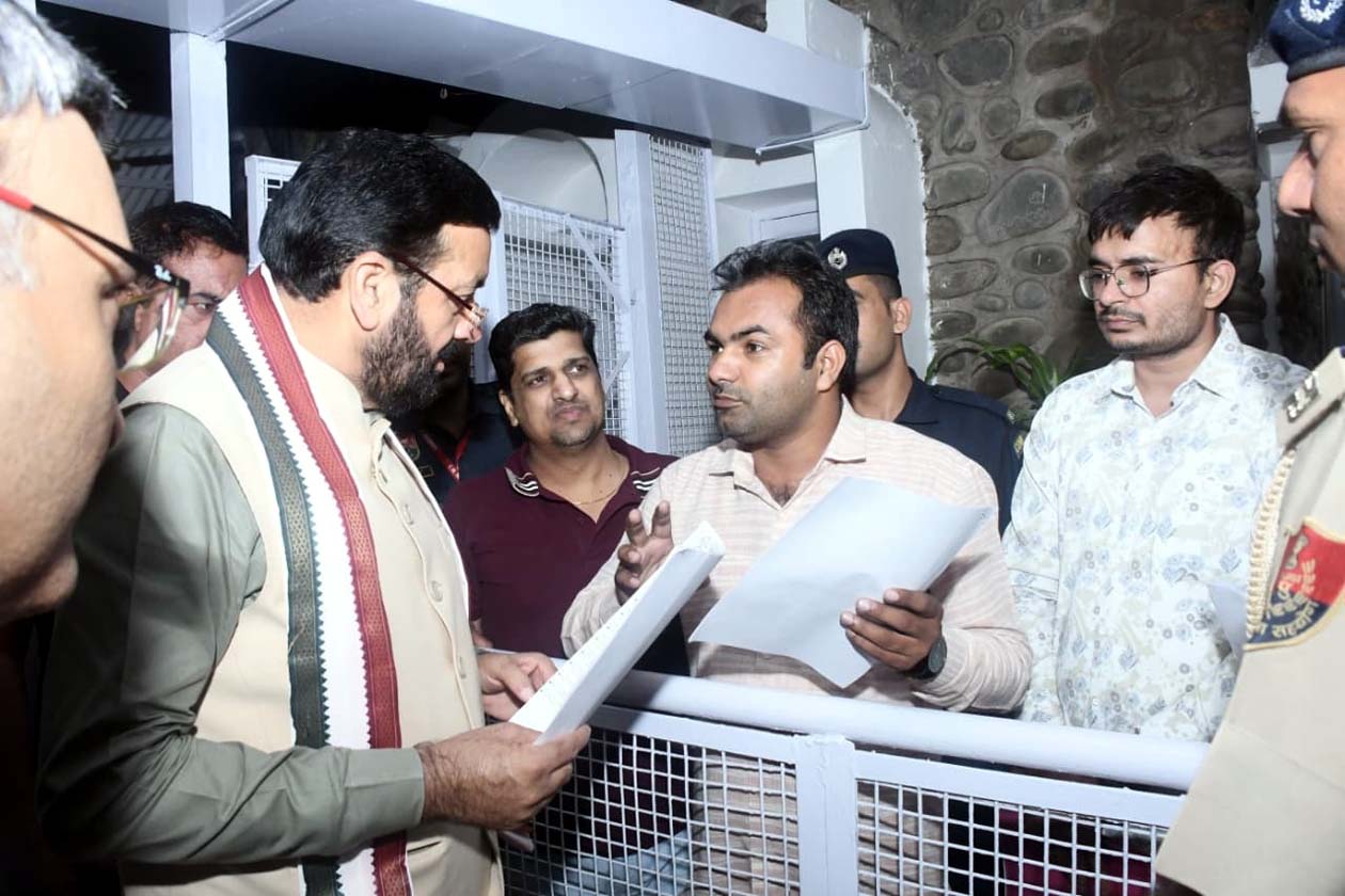 मुख्यमंत्री को समस्याएं बताते डॉ. दीपक बामल। मुख्यमंत्री को समस्याएं बताते डॉ. दीपक बामल।