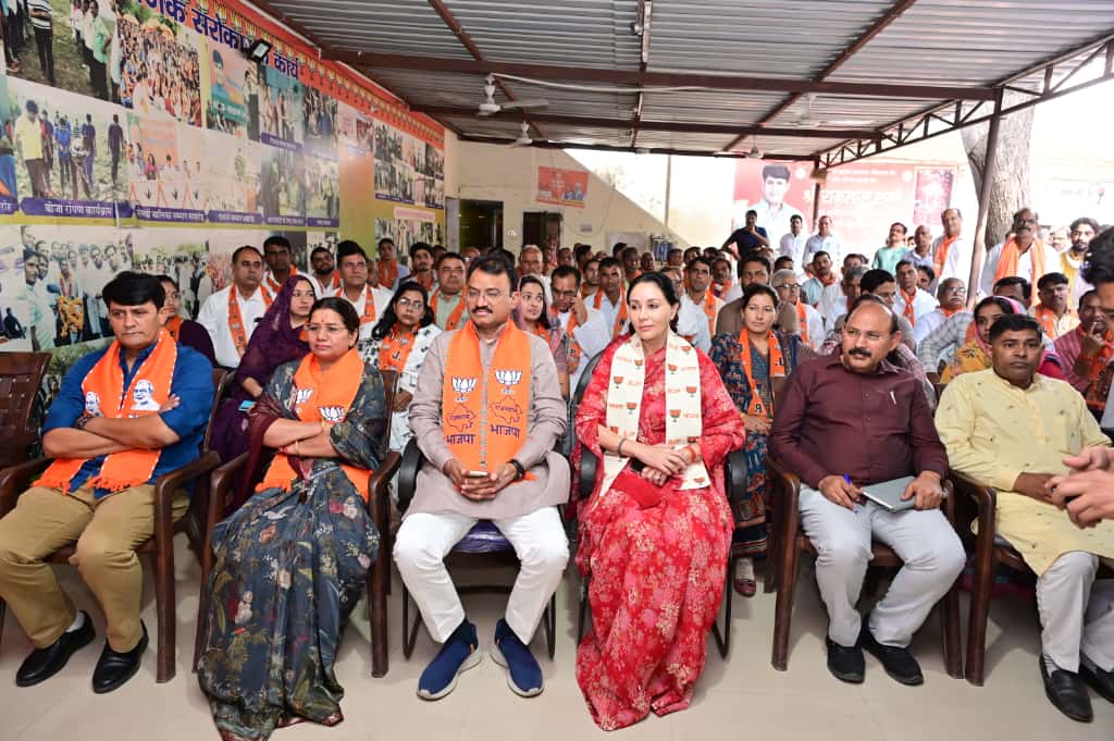 उपमुख्यमंत्री दीया कुमारी और प्रेम प्रेमचंद बैरवा ने चौमू में कार्यकर्ताओं के साथ सुनी प्रधानमंत्री नरेंद्र मोदी की ‘मन की बात’ उपमुख्यमंत्री दीया कुमारी और प्रेम प्रेमचंद बैरवा ने चौमू में कार्यकर्ताओं के साथ सुनी प्रधानमंत्री नरेंद्र मोदी की ‘मन की बात’