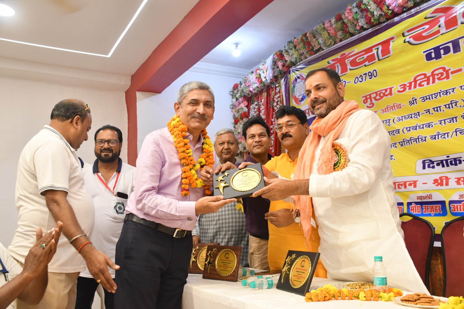 समाजसेवी को सम्मानित करते विधायक समाजसेवी को सम्मानित करते विधायक