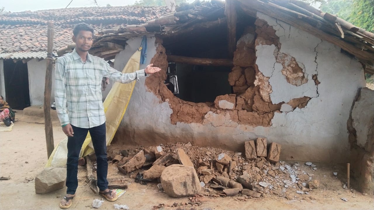 घर को नूकसान पहुंचाया हाथी घर को नूकसान पहुंचाया हाथी