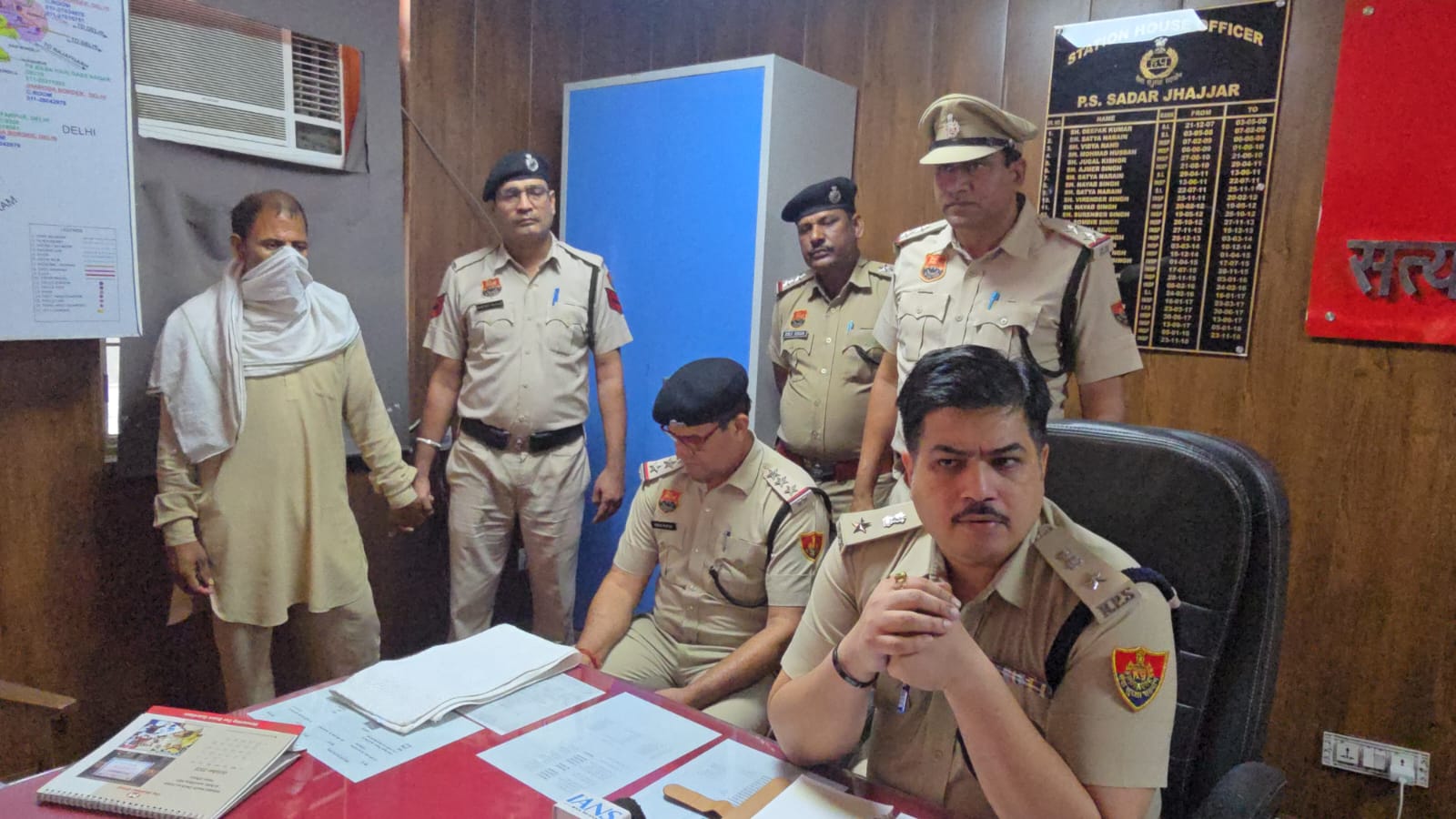 झज्जर पुलिस हिरासत में आरोपी अशोक। झज्जर पुलिस हिरासत में आरोपी अशोक।