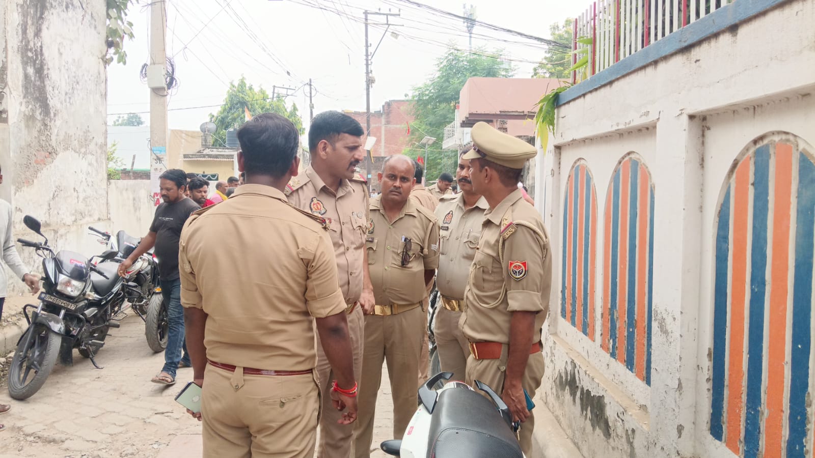 मौके पर पूछताछ करते पुलिस अफसर