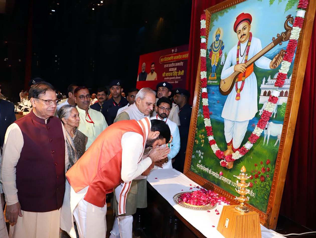 संत शिरोमणि नामदेव के चित्र पर पुष्प अर्पित कर नमन करते मुख्यमंत्री नायब सिंह सैनी। संत शिरोमणि नामदेव के चित्र पर पुष्प अर्पित कर नमन करते मुख्यमंत्री नायब सिंह सैनी।