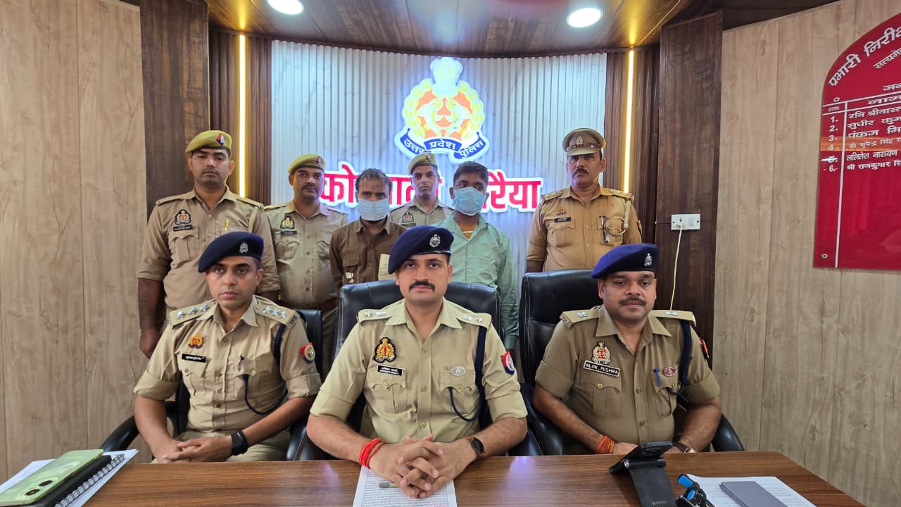 प्रेस कॉन्फ्रेंस करते पुलिस अधीक्षक