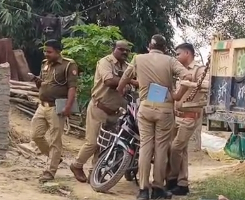 घटना की जांच करती पुलिस घटना की जांच करती पुलिस