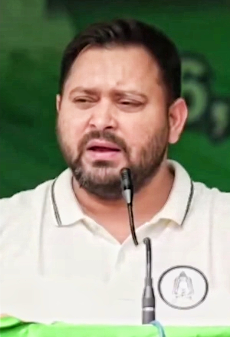 जनसभा में तेजस्वी यादव जनसभा में तेजस्वी यादव