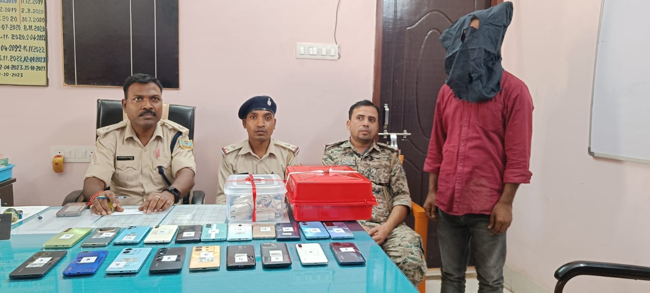 प्रेसवार्ता कर जानकारी देते थाना प्रभारी व गिरफ्तार युवक